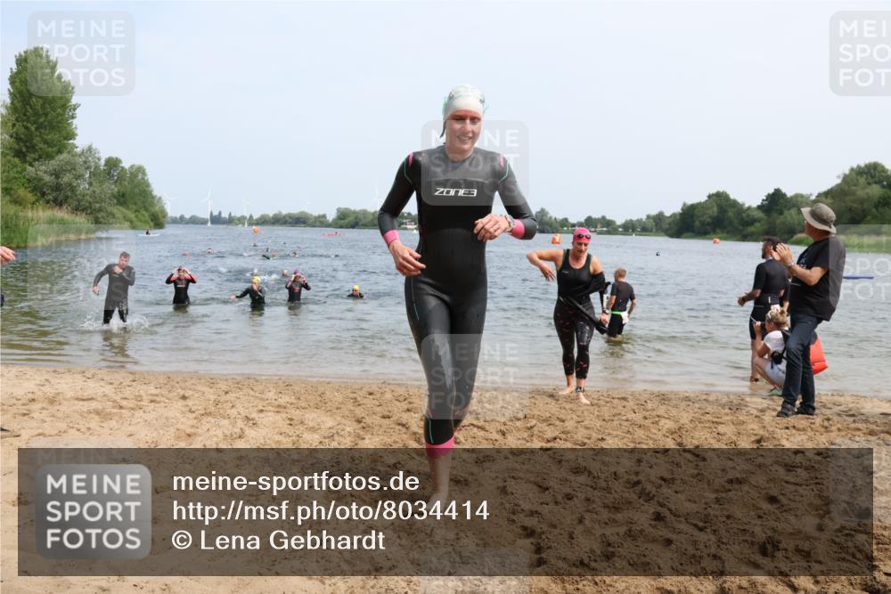 21.06.2025 - 27. Vierlanden-Triathlon Lena Gebhardt http://msf.ph/oto/8034414 15.06.2025 11:19:50 Schwimmen 899, 915, 964 meine-sportfotos.de