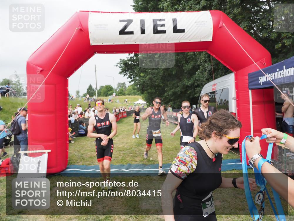 21.06.2025 - 27. Vierlanden-Triathlon MichiJ http://msf.ph/oto/8034415 15.06.2026 12:57:59 Ziel 75, 976, 1019, 1020, 1022, 1023 meine-sportfotos.de