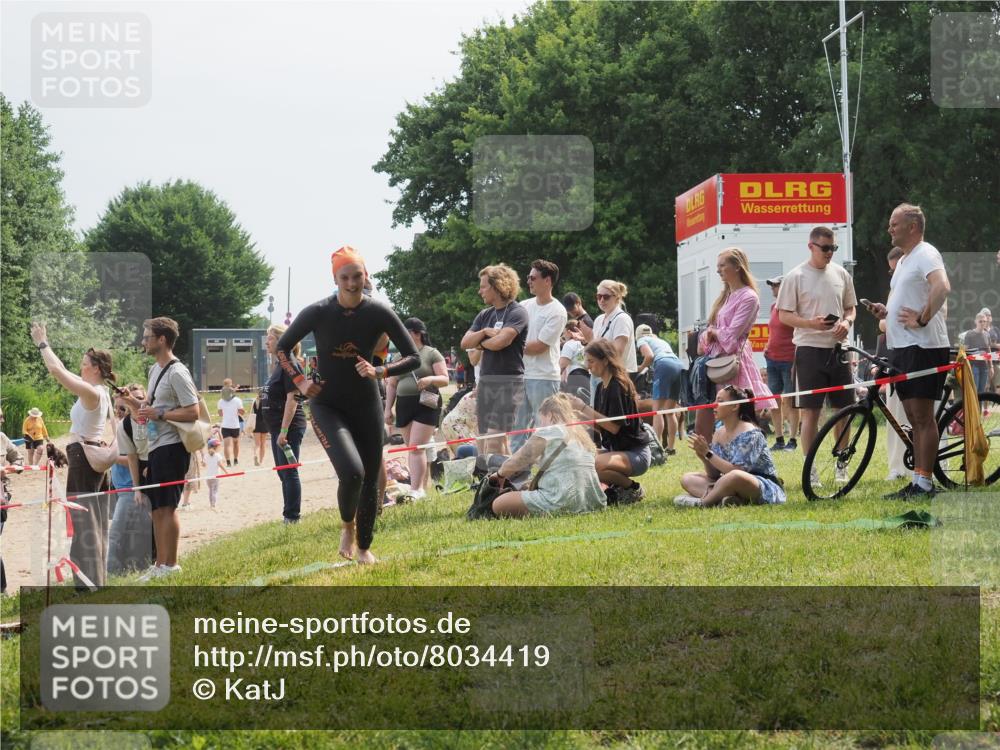 21.06.2025 - 27. Vierlanden-Triathlon KatJ http://msf.ph/oto/8034419 15.06.2025 11:18:25 Schwimmen 908, 933, 970 meine-sportfotos.de