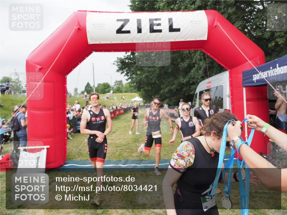 21.06.2025 - 27. Vierlanden-Triathlon MichiJ http://msf.ph/oto/8034421 15.06.2026 12:57:59 Ziel 75, 976, 1019, 1020, 1022, 1023 meine-sportfotos.de