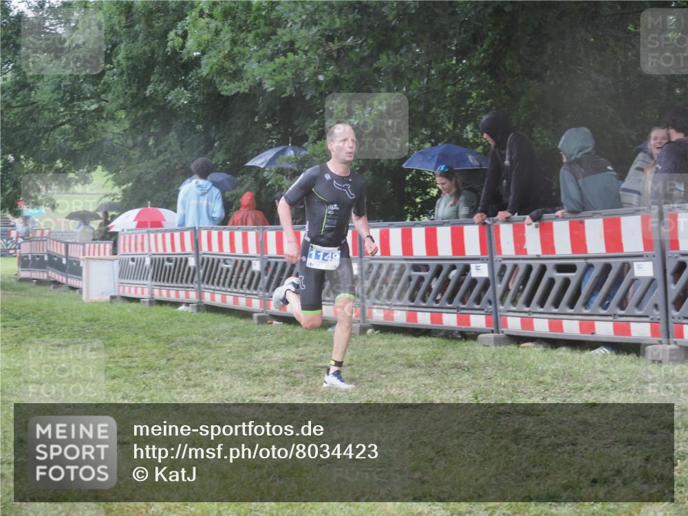 21.06.2025 - 27. Vierlanden-Triathlon KatJ http://msf.ph/oto/8034423 15.06.2025 13:48:46 Ziel 684, 1149 meine-sportfotos.de