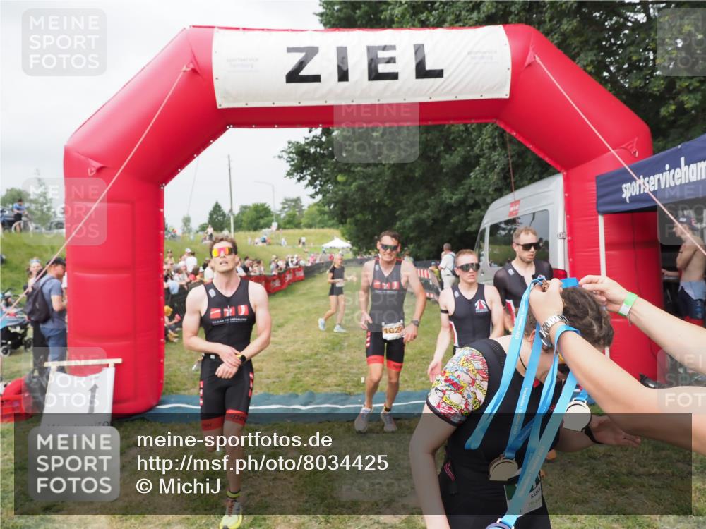 21.06.2025 - 27. Vierlanden-Triathlon MichiJ http://msf.ph/oto/8034425 15.06.2026 12:57:59 Ziel 75, 976, 1019, 1020, 1022, 1023 meine-sportfotos.de