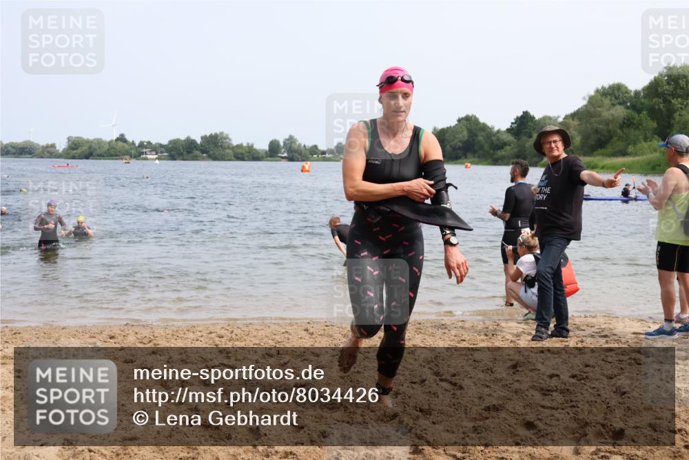 21.06.2025 - 27. Vierlanden-Triathlon Lena Gebhardt http://msf.ph/oto/8034426 15.06.2025 11:19:52 Schwimmen 889, 899, 915, 932, 964 meine-sportfotos.de