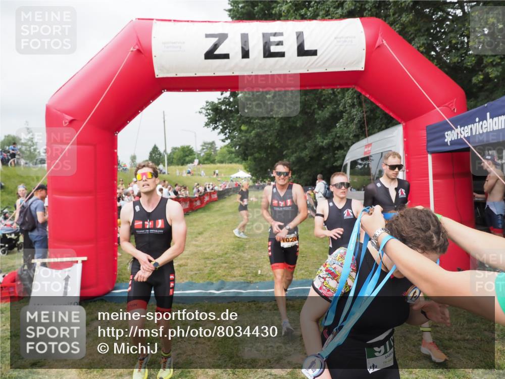 21.06.2025 - 27. Vierlanden-Triathlon MichiJ http://msf.ph/oto/8034430 15.06.2026 12:58:00 Ziel 75, 976, 1019, 1020, 1022, 1023 meine-sportfotos.de