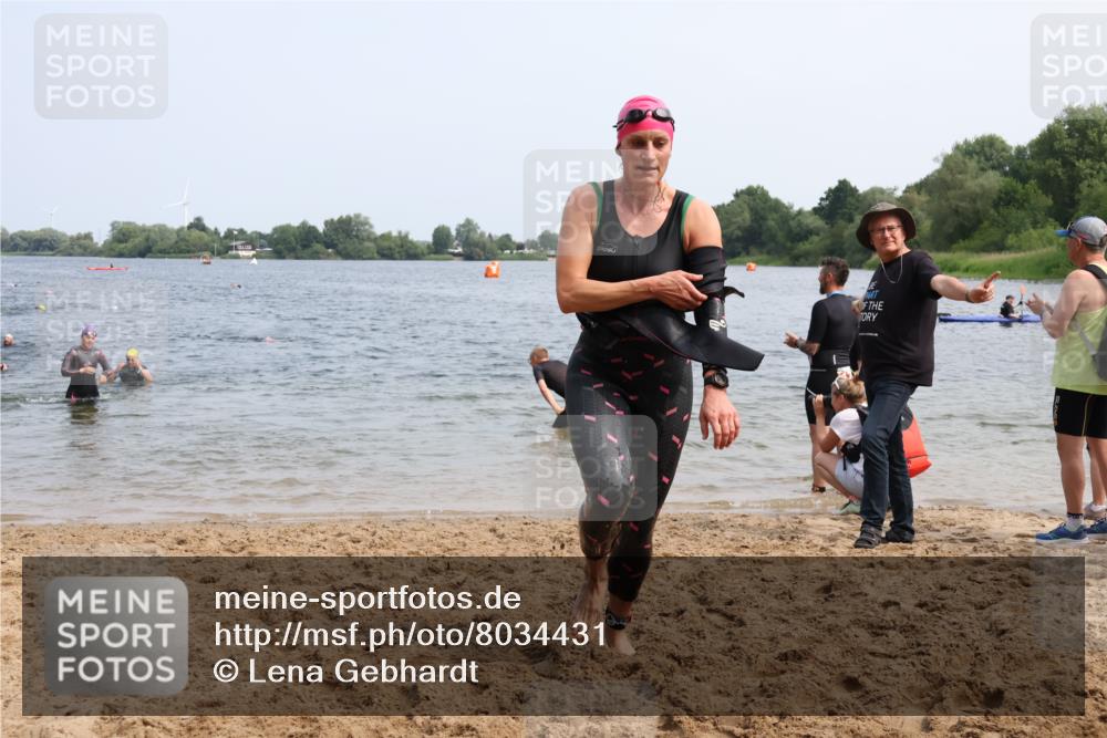 21.06.2025 - 27. Vierlanden-Triathlon Lena Gebhardt http://msf.ph/oto/8034431 15.06.2025 11:19:52 Schwimmen 889, 899, 915, 932, 964 meine-sportfotos.de
