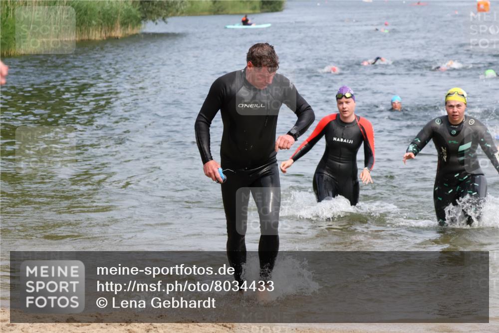 21.06.2025 - 27. Vierlanden-Triathlon Lena Gebhardt http://msf.ph/oto/8034433 15.06.2025 11:19:53 Schwimmen 806, 889, 899, 915, 932, 964 meine-sportfotos.de
