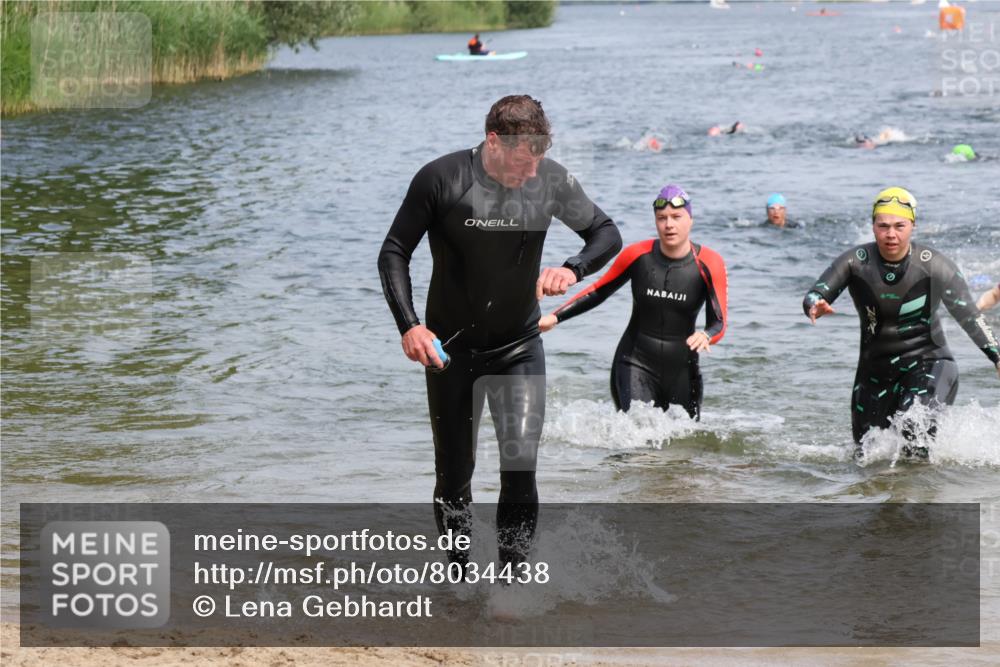21.06.2025 - 27. Vierlanden-Triathlon Lena Gebhardt http://msf.ph/oto/8034438 15.06.2025 11:19:53 Schwimmen 806, 889, 899, 915, 932, 964 meine-sportfotos.de