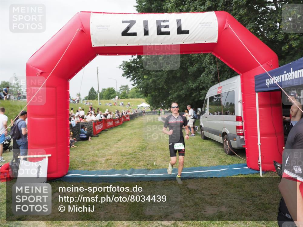 21.06.2025 - 27. Vierlanden-Triathlon MichiJ http://msf.ph/oto/8034439 15.06.2026 12:58:11 Ziel 712 meine-sportfotos.de