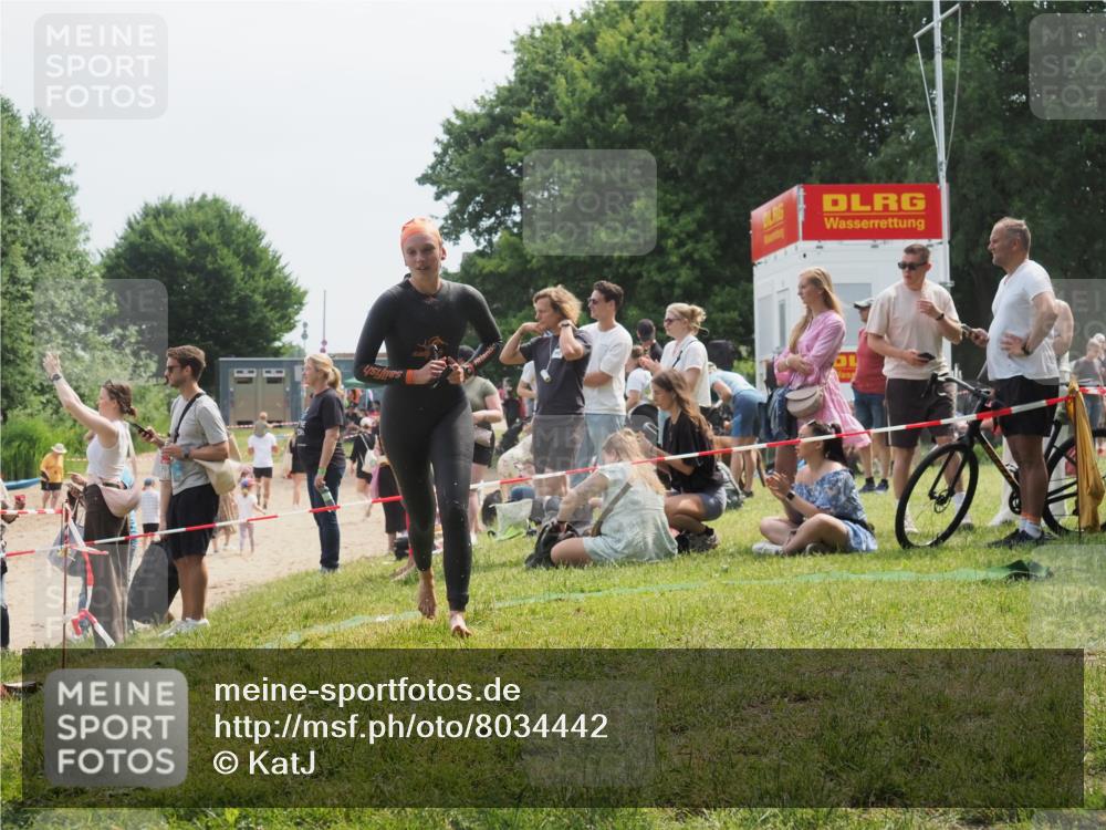 21.06.2025 - 27. Vierlanden-Triathlon KatJ http://msf.ph/oto/8034442 15.06.2025 11:18:26 Schwimmen 908, 933, 970 meine-sportfotos.de