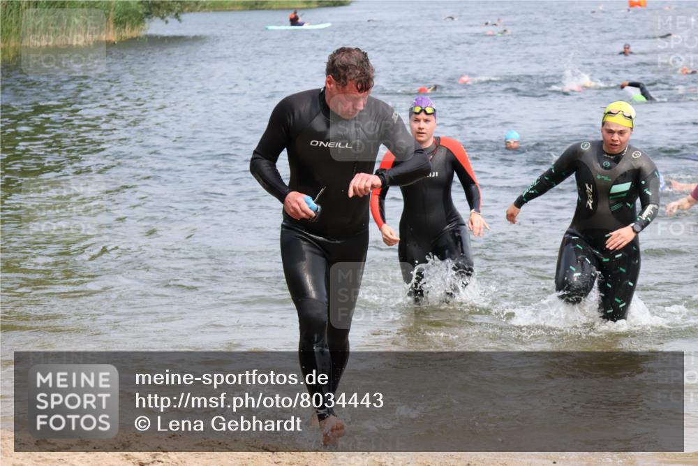 21.06.2025 - 27. Vierlanden-Triathlon Lena Gebhardt http://msf.ph/oto/8034443 15.06.2025 11:19:54 Schwimmen 806, 889, 899, 915, 932, 964 meine-sportfotos.de