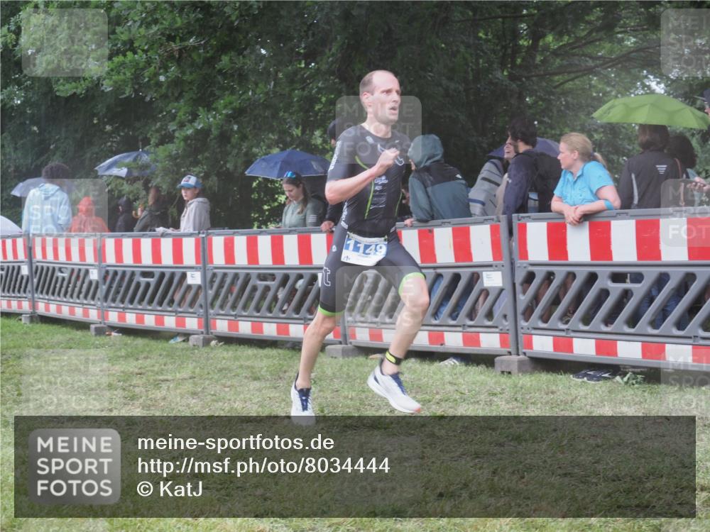 21.06.2025 - 27. Vierlanden-Triathlon KatJ http://msf.ph/oto/8034444 15.06.2025 13:48:47 Ziel 1149 meine-sportfotos.de