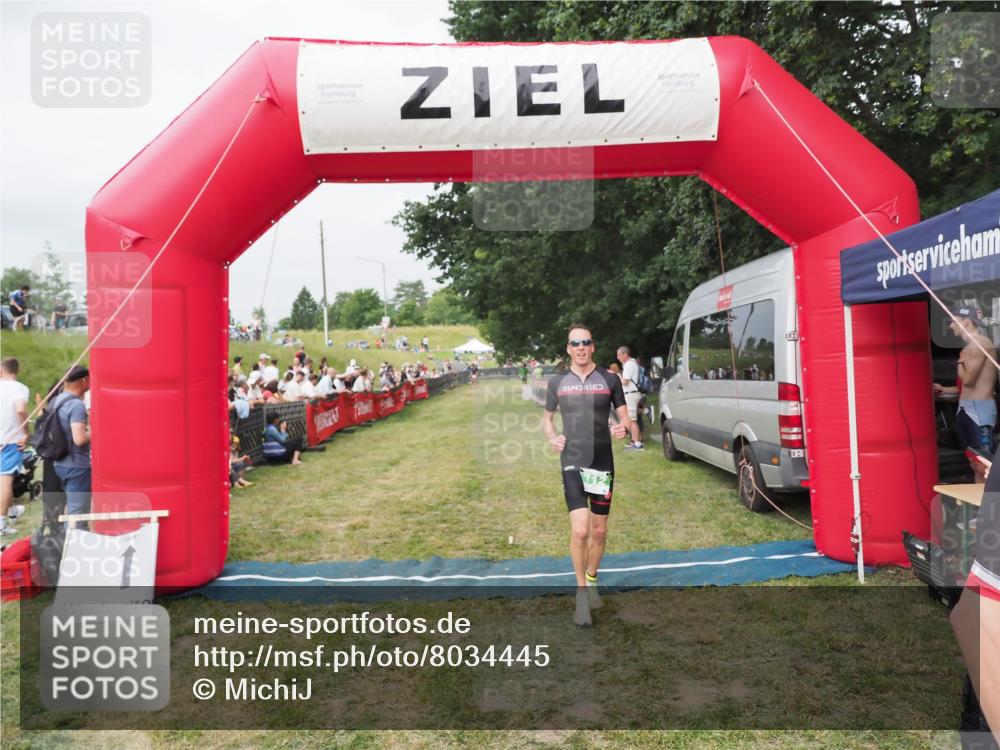 21.06.2025 - 27. Vierlanden-Triathlon MichiJ http://msf.ph/oto/8034445 15.06.2026 12:58:11 Ziel 712 meine-sportfotos.de