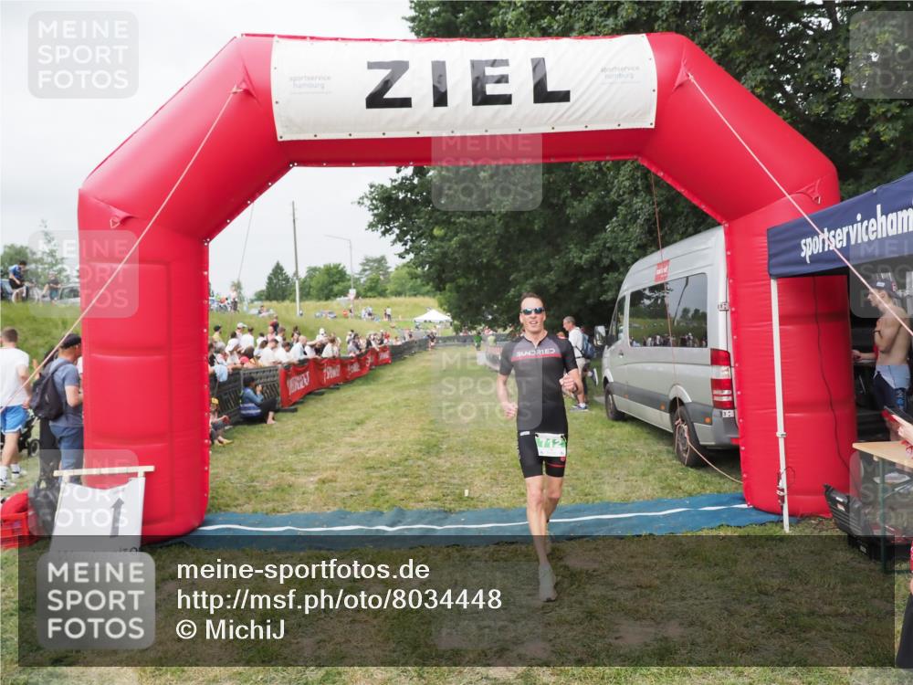 21.06.2025 - 27. Vierlanden-Triathlon MichiJ http://msf.ph/oto/8034448 15.06.2026 12:58:11 Ziel 712 meine-sportfotos.de