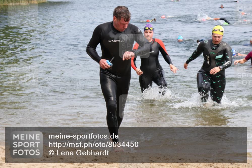 21.06.2025 - 27. Vierlanden-Triathlon Lena Gebhardt http://msf.ph/oto/8034450 15.06.2025 11:19:54 Schwimmen 806, 889, 899, 915, 932, 964 meine-sportfotos.de