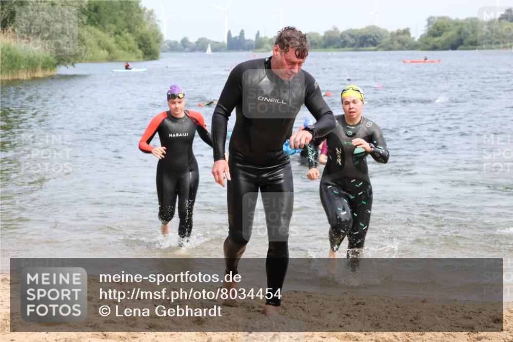 21.06.2025 - 27. Vierlanden-Triathlon Lena Gebhardt http://msf.ph/oto/8034454 15.06.2025 11:19:56 Schwimmen 806, 889, 899, 915, 932, 964, 976 meine-sportfotos.de