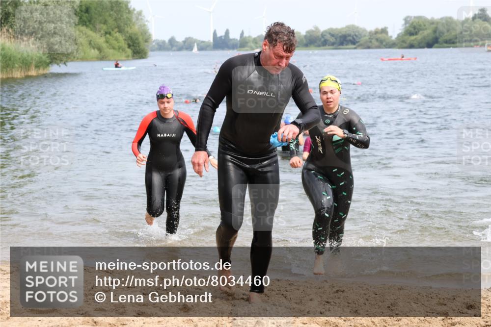 21.06.2025 - 27. Vierlanden-Triathlon Lena Gebhardt http://msf.ph/oto/8034460 15.06.2025 11:19:57 Schwimmen 806, 889, 899, 915, 930, 932, 964, 976 meine-sportfotos.de