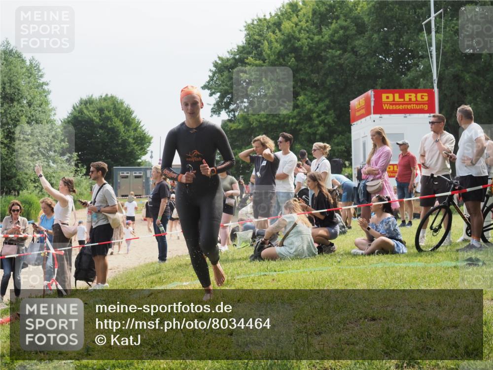 21.06.2025 - 27. Vierlanden-Triathlon KatJ http://msf.ph/oto/8034464 15.06.2025 11:18:26 Schwimmen 908, 933, 970 meine-sportfotos.de