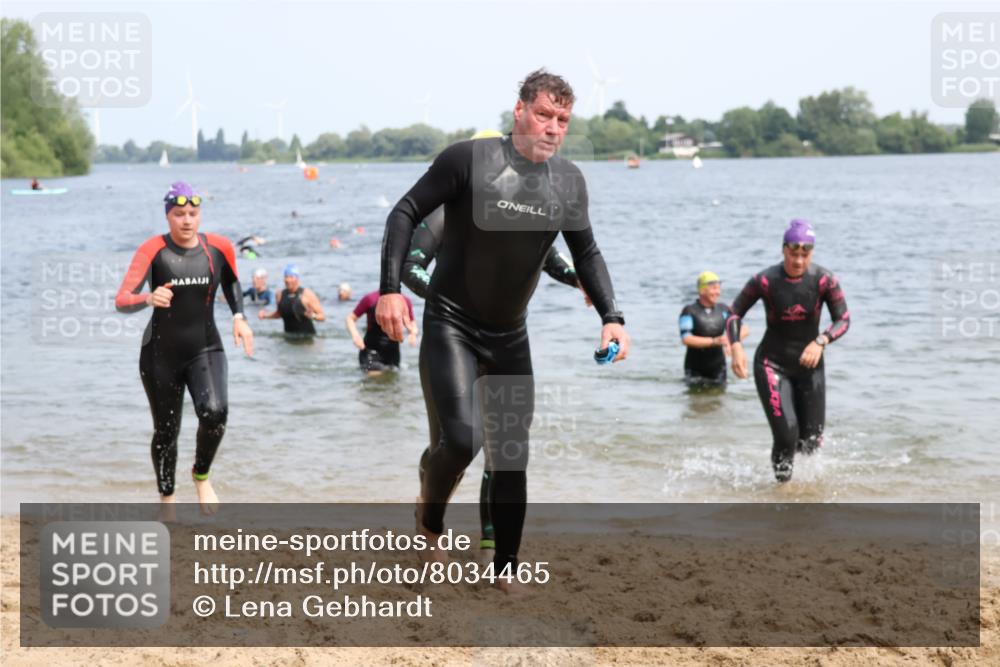 21.06.2025 - 27. Vierlanden-Triathlon Lena Gebhardt http://msf.ph/oto/8034465 15.06.2025 11:19:58 Schwimmen 806, 889, 899, 915, 930, 932, 964, 976 meine-sportfotos.de