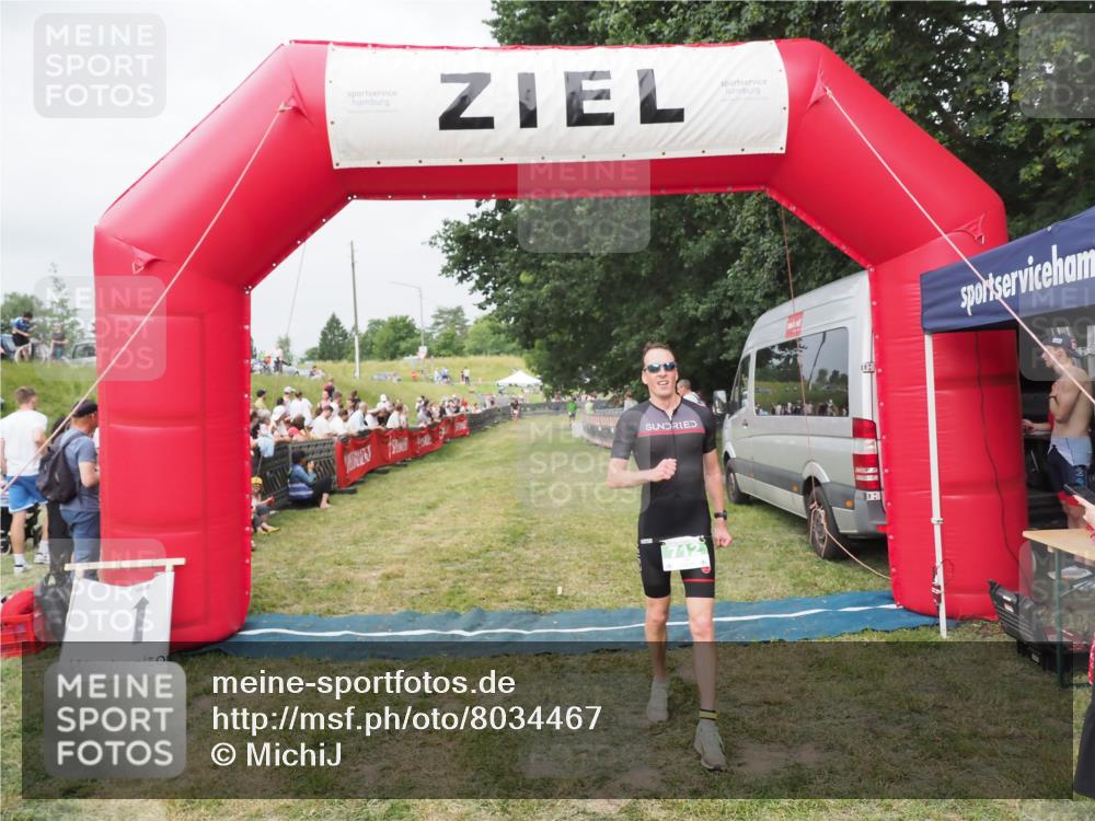 21.06.2025 - 27. Vierlanden-Triathlon MichiJ http://msf.ph/oto/8034467 15.06.2026 12:58:12 Ziel 712 meine-sportfotos.de
