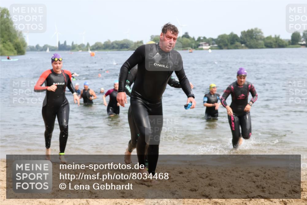 21.06.2025 - 27. Vierlanden-Triathlon Lena Gebhardt http://msf.ph/oto/8034468 15.06.2025 11:19:58 Schwimmen 806, 889, 899, 915, 930, 932, 964, 976 meine-sportfotos.de