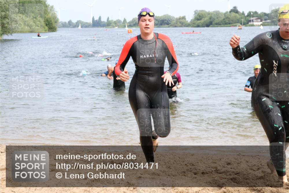 21.06.2025 - 27. Vierlanden-Triathlon Lena Gebhardt http://msf.ph/oto/8034471 15.06.2025 11:19:59 Schwimmen 806, 889, 899, 915, 930, 932, 964, 976 meine-sportfotos.de
