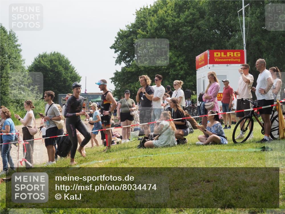 21.06.2025 - 27. Vierlanden-Triathlon KatJ http://msf.ph/oto/8034474 15.06.2025 11:18:31 Schwimmen 908, 912, 933, 970 meine-sportfotos.de
