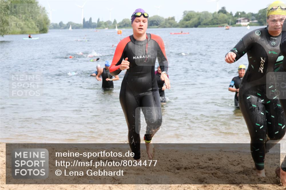 21.06.2025 - 27. Vierlanden-Triathlon Lena Gebhardt http://msf.ph/oto/8034477 15.06.2025 11:19:59 Schwimmen 806, 889, 899, 915, 930, 932, 964, 976 meine-sportfotos.de