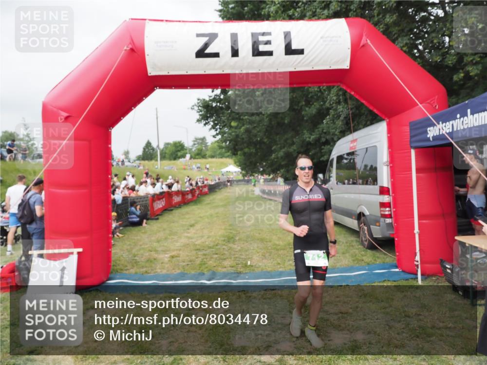 21.06.2025 - 27. Vierlanden-Triathlon MichiJ http://msf.ph/oto/8034478 15.06.2026 12:58:12 Ziel 712 meine-sportfotos.de