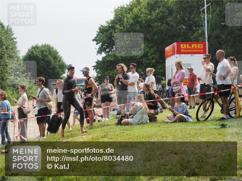 21.06.2025 - 27. Vierlanden-Triathlon KatJ http://msf.ph/oto/8034480 15.06.2025 11:18:31 Schwimmen 908, 912, 933, 970 meine-sportfotos.de
