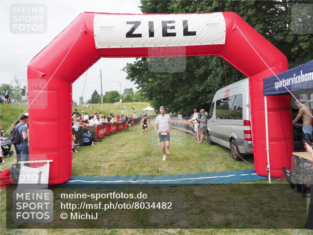 21.06.2025 - 27. Vierlanden-Triathlon MichiJ http://msf.ph/oto/8034482 15.06.2026 12:58:25 Ziel 3, 11 meine-sportfotos.de