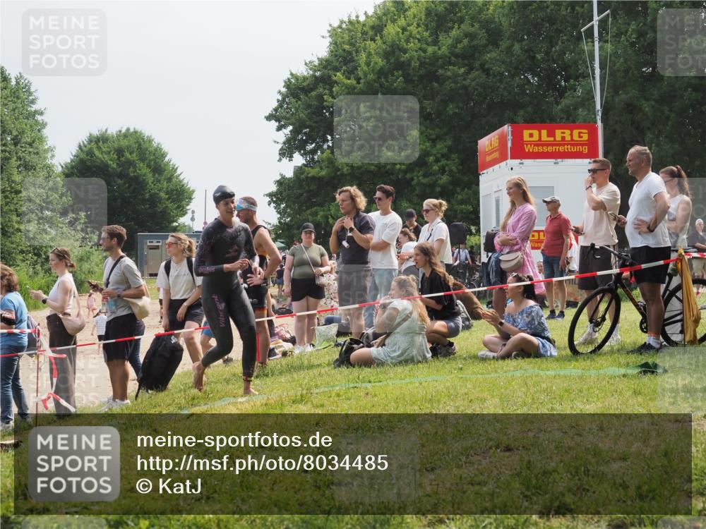 21.06.2025 - 27. Vierlanden-Triathlon KatJ http://msf.ph/oto/8034485 15.06.2025 11:18:31 Schwimmen 908, 912, 933, 970 meine-sportfotos.de