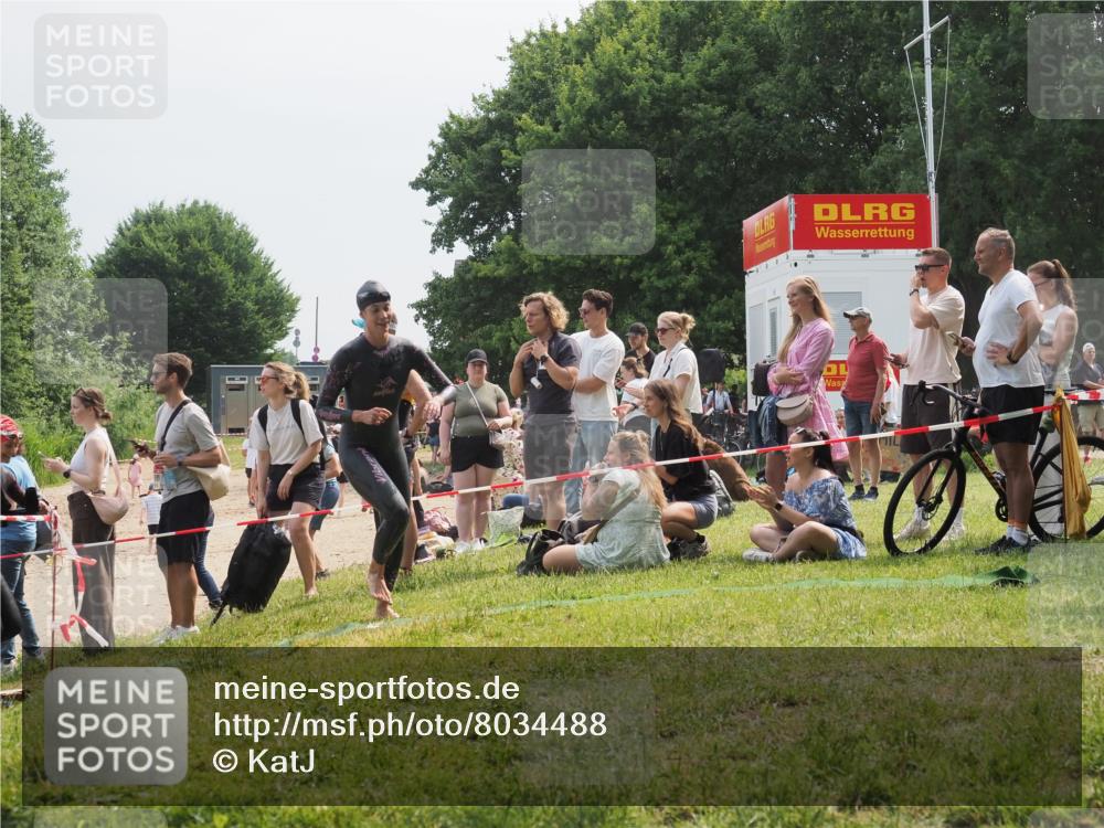 21.06.2025 - 27. Vierlanden-Triathlon KatJ http://msf.ph/oto/8034488 15.06.2025 11:18:31 Schwimmen 908, 912, 933, 970 meine-sportfotos.de