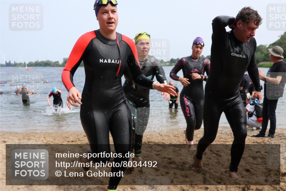 21.06.2025 - 27. Vierlanden-Triathlon Lena Gebhardt http://msf.ph/oto/8034492 15.06.2025 11:20:00 Schwimmen 806, 889, 899, 915, 930, 932, 964, 976 meine-sportfotos.de