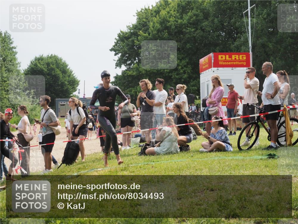 21.06.2025 - 27. Vierlanden-Triathlon KatJ http://msf.ph/oto/8034493 15.06.2025 11:18:32 Schwimmen 912, 933, 970 meine-sportfotos.de