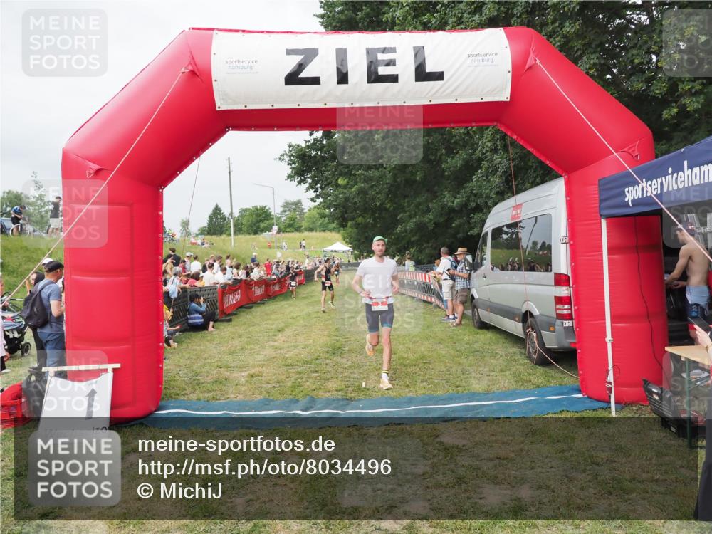 21.06.2025 - 27. Vierlanden-Triathlon MichiJ http://msf.ph/oto/8034496 15.06.2026 12:58:25 Ziel 3, 11 meine-sportfotos.de