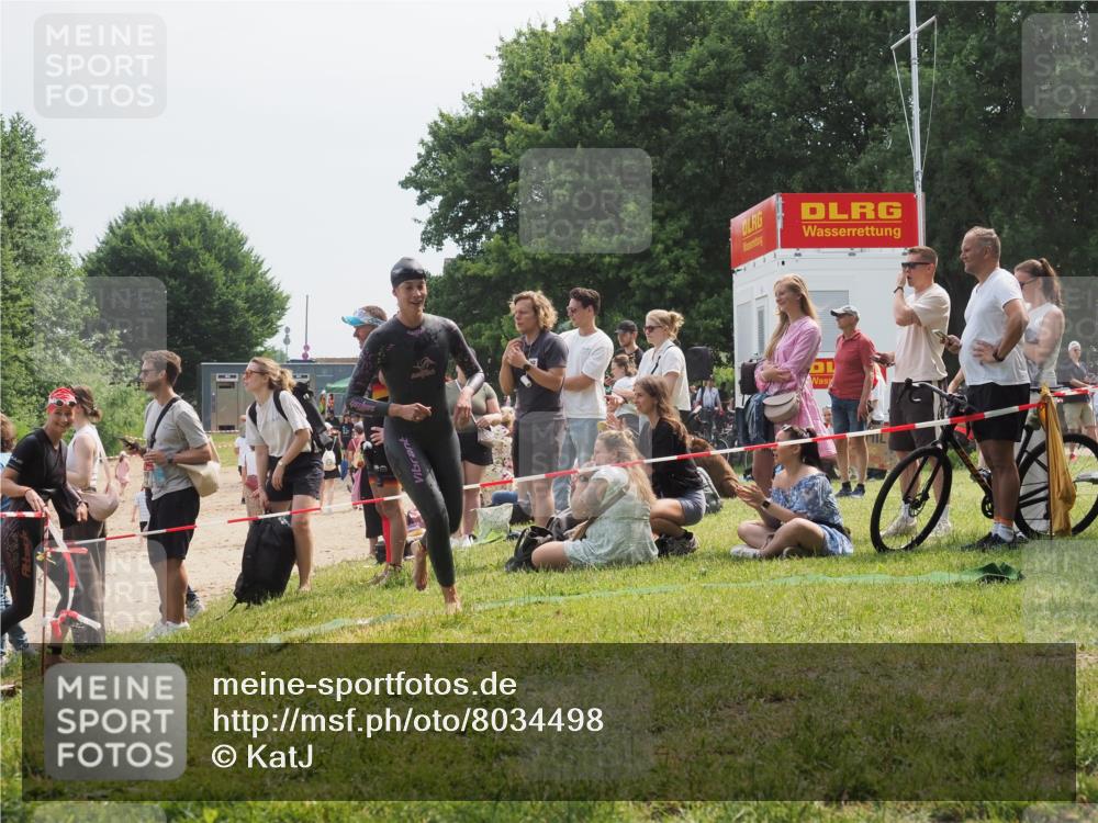 21.06.2025 - 27. Vierlanden-Triathlon KatJ http://msf.ph/oto/8034498 15.06.2025 11:18:32 Schwimmen 912, 933, 970 meine-sportfotos.de