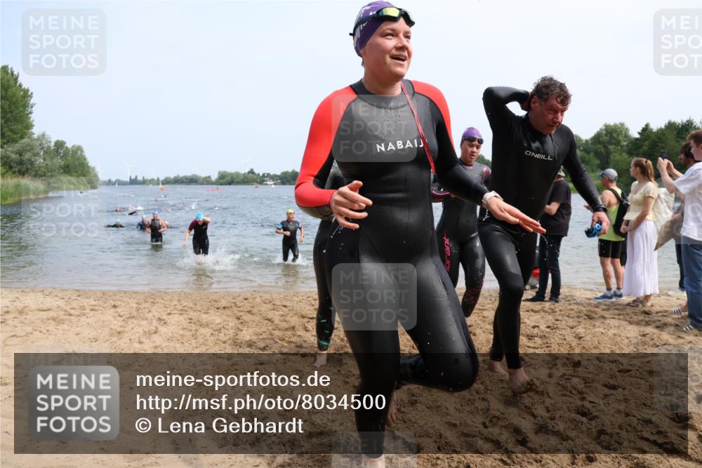 21.06.2025 - 27. Vierlanden-Triathlon Lena Gebhardt http://msf.ph/oto/8034500 15.06.2025 11:20:01 Schwimmen 806, 889, 899, 930, 932, 940, 964, 976 meine-sportfotos.de