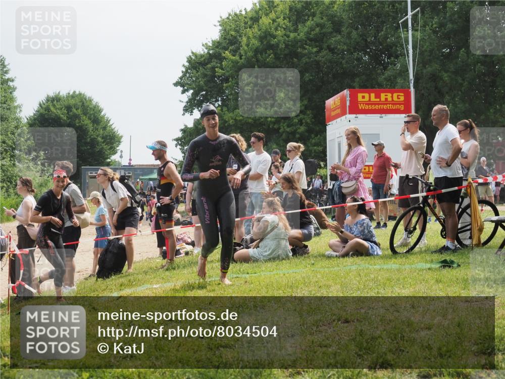 21.06.2025 - 27. Vierlanden-Triathlon KatJ http://msf.ph/oto/8034504 15.06.2025 11:18:32 Schwimmen 912, 933, 970 meine-sportfotos.de