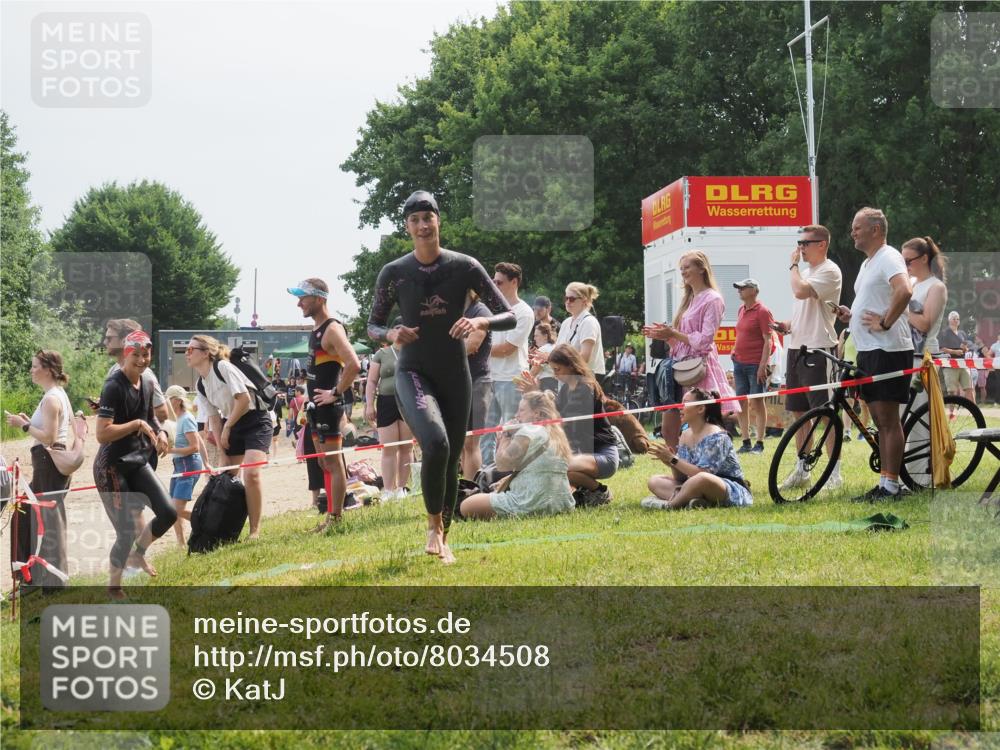 21.06.2025 - 27. Vierlanden-Triathlon KatJ http://msf.ph/oto/8034508 15.06.2025 11:18:32 Schwimmen 912, 933, 970 meine-sportfotos.de