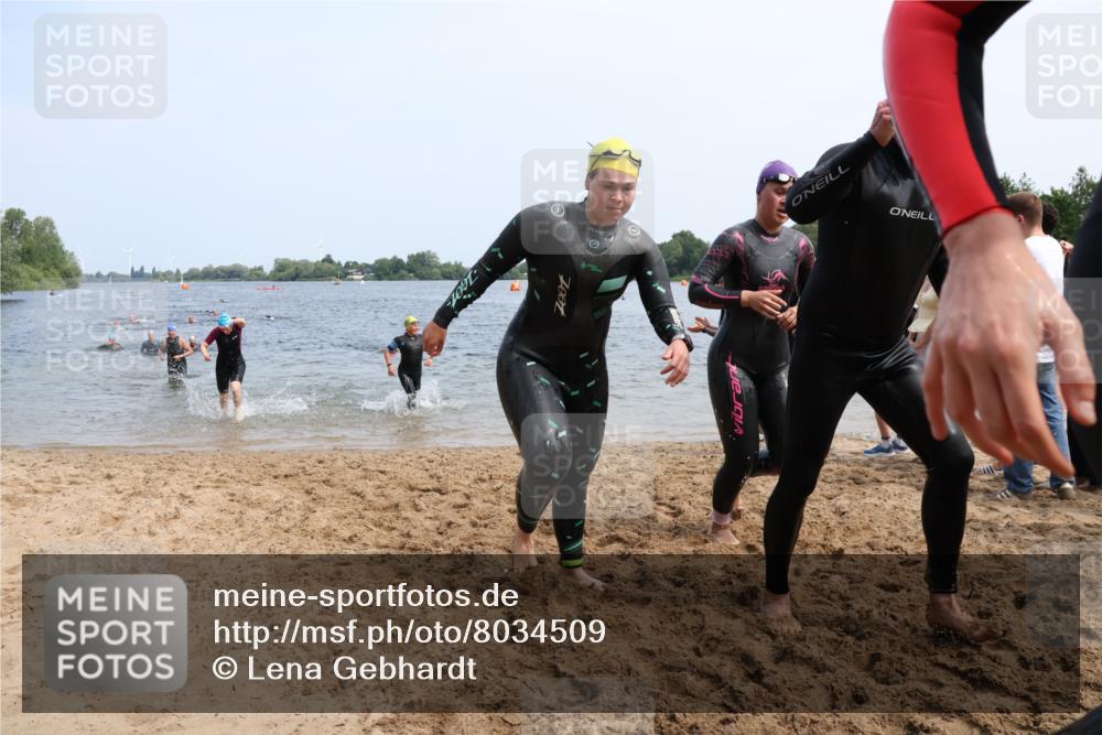 21.06.2025 - 27. Vierlanden-Triathlon Lena Gebhardt http://msf.ph/oto/8034509 15.06.2025 11:20:01 Schwimmen 806, 889, 899, 930, 932, 940, 964, 976 meine-sportfotos.de