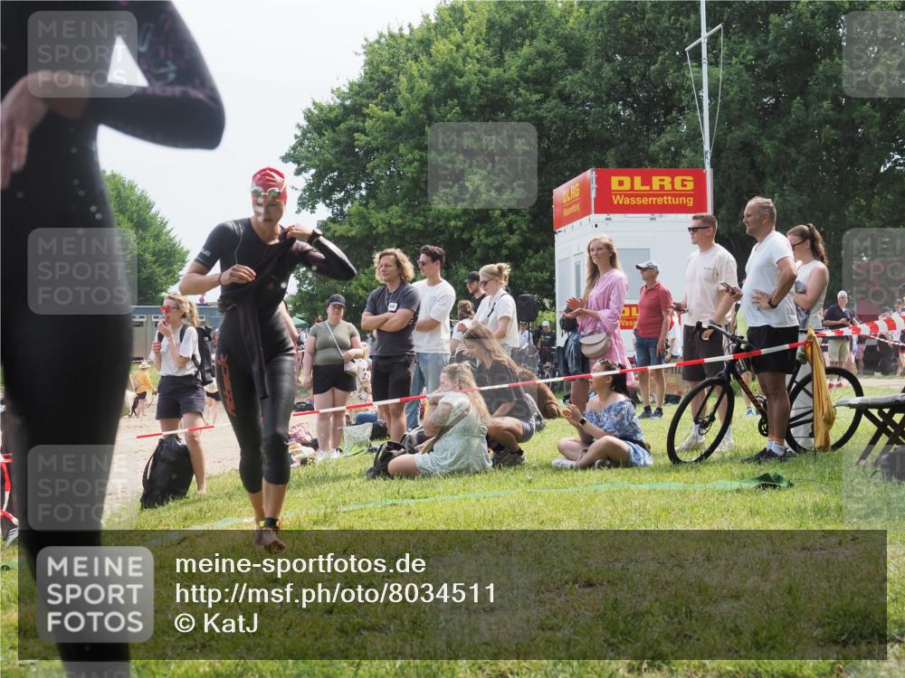 21.06.2025 - 27. Vierlanden-Triathlon KatJ http://msf.ph/oto/8034511 15.06.2025 11:18:34 Schwimmen 912, 933, 970 meine-sportfotos.de