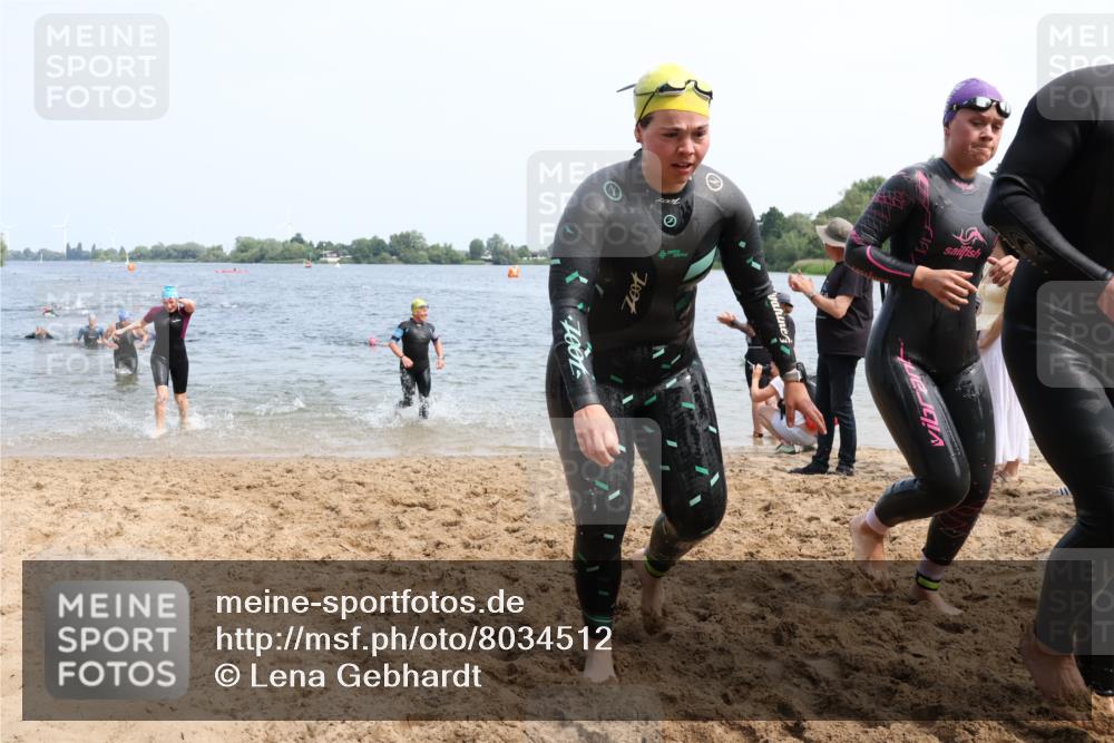 21.06.2025 - 27. Vierlanden-Triathlon Lena Gebhardt http://msf.ph/oto/8034512 15.06.2025 11:20:02 Schwimmen 806, 889, 930, 932, 940, 964, 976 meine-sportfotos.de