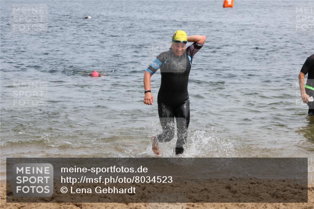 21.06.2025 - 27. Vierlanden-Triathlon Lena Gebhardt http://msf.ph/oto/8034523 15.06.2025 11:20:02 Schwimmen 806, 889, 930, 932, 940, 964, 976 meine-sportfotos.de