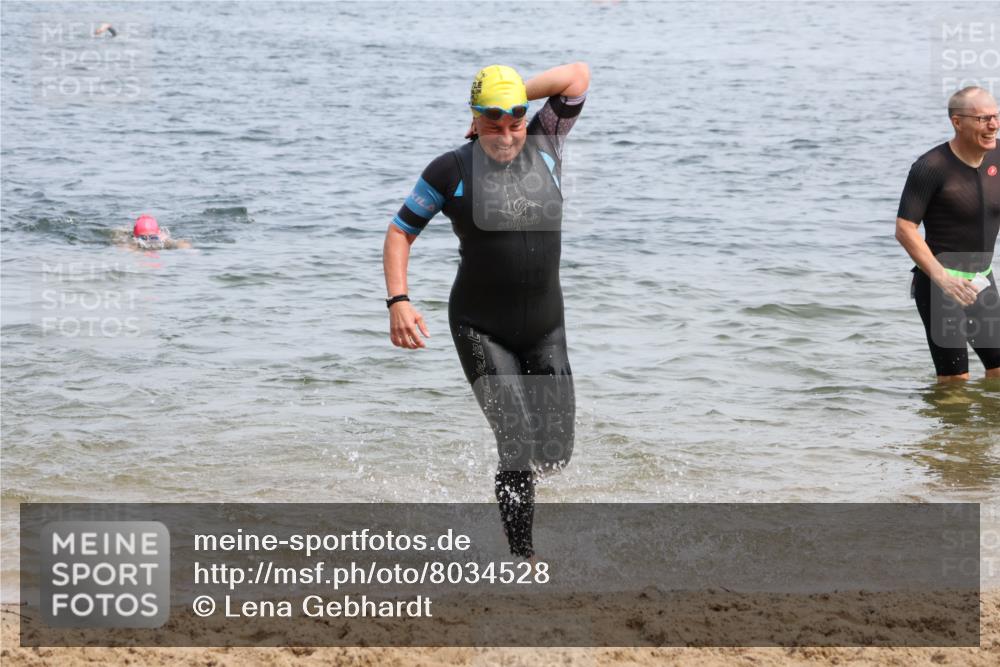 21.06.2025 - 27. Vierlanden-Triathlon Lena Gebhardt http://msf.ph/oto/8034528 15.06.2025 11:20:03 Schwimmen 806, 889, 930, 932, 940, 964, 976 meine-sportfotos.de