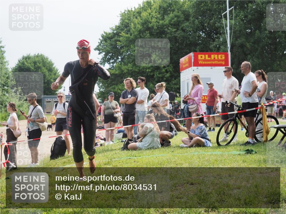 21.06.2025 - 27. Vierlanden-Triathlon KatJ http://msf.ph/oto/8034531 15.06.2025 11:18:35 Schwimmen 909, 912, 970 meine-sportfotos.de