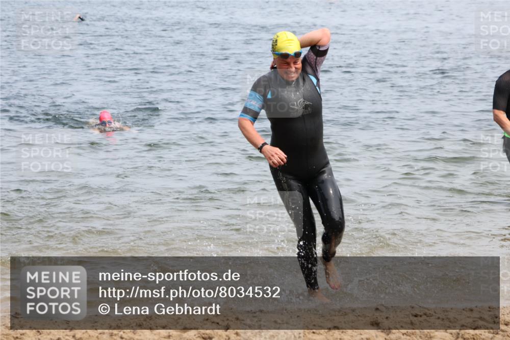 21.06.2025 - 27. Vierlanden-Triathlon Lena Gebhardt http://msf.ph/oto/8034532 15.06.2025 11:20:03 Schwimmen 806, 889, 930, 932, 940, 964, 976 meine-sportfotos.de