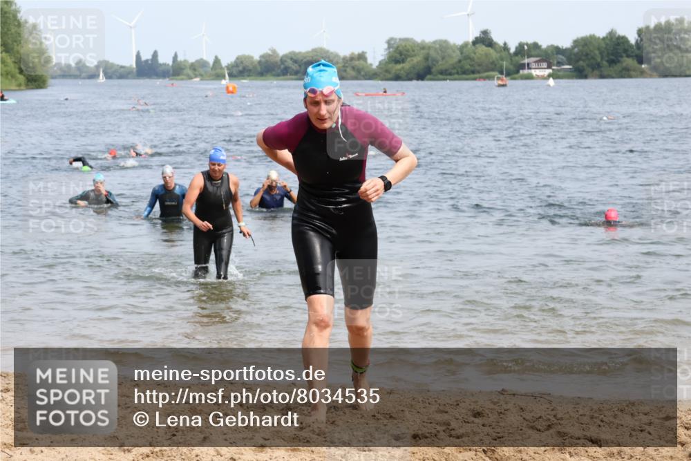 21.06.2025 - 27. Vierlanden-Triathlon Lena Gebhardt http://msf.ph/oto/8034535 15.06.2025 11:20:04 Schwimmen 806, 889, 930, 932, 940, 964, 976 meine-sportfotos.de