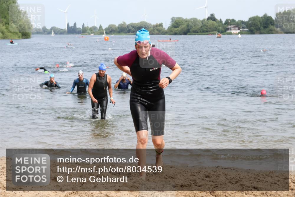 21.06.2025 - 27. Vierlanden-Triathlon Lena Gebhardt http://msf.ph/oto/8034539 15.06.2025 11:20:04 Schwimmen 806, 889, 930, 932, 940, 964, 976 meine-sportfotos.de