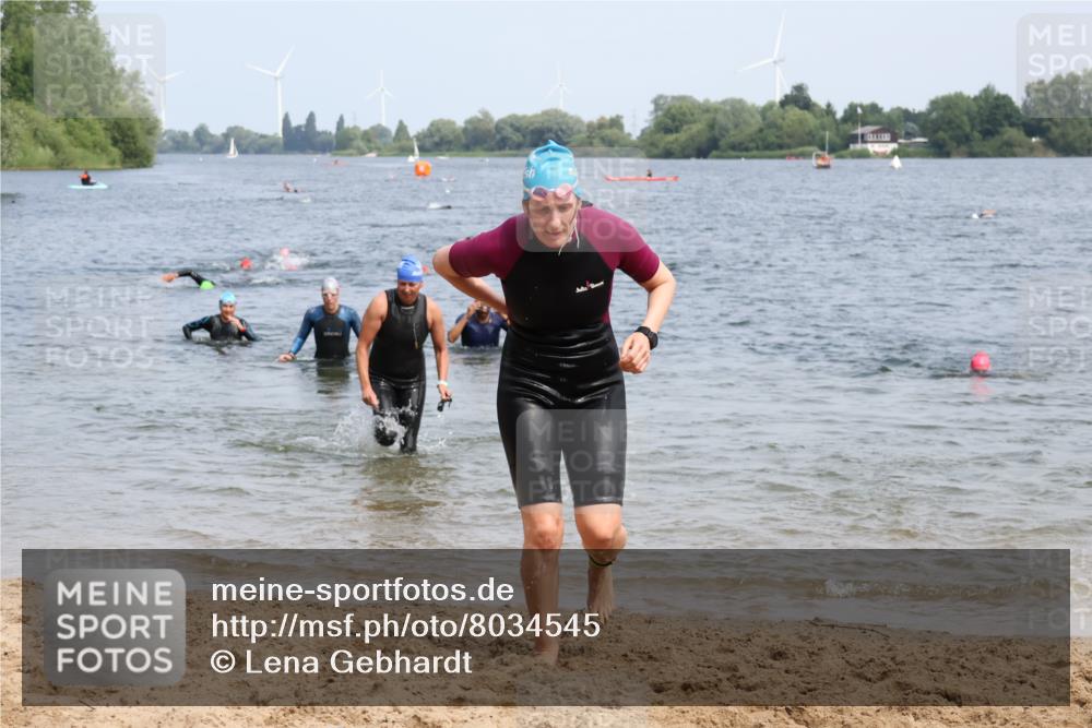 21.06.2025 - 27. Vierlanden-Triathlon Lena Gebhardt http://msf.ph/oto/8034545 15.06.2025 11:20:04 Schwimmen 806, 889, 930, 932, 940, 964, 976 meine-sportfotos.de