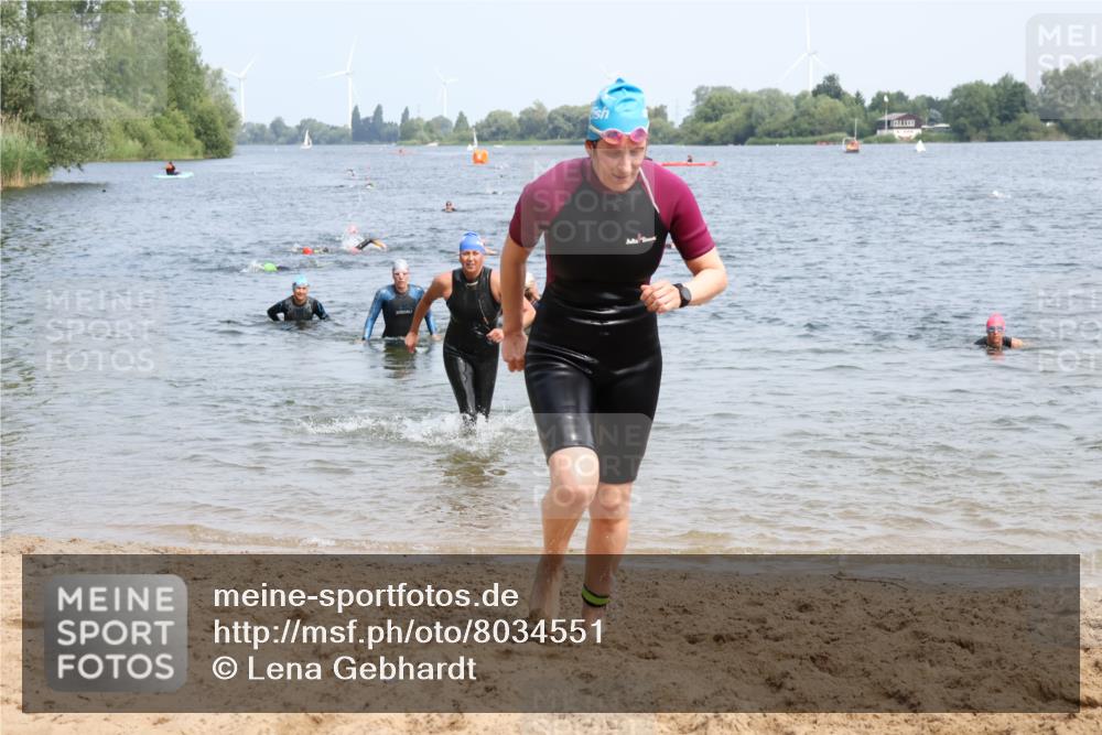 21.06.2025 - 27. Vierlanden-Triathlon Lena Gebhardt http://msf.ph/oto/8034551 15.06.2025 11:20:04 Schwimmen 806, 889, 930, 932, 940, 964, 976 meine-sportfotos.de